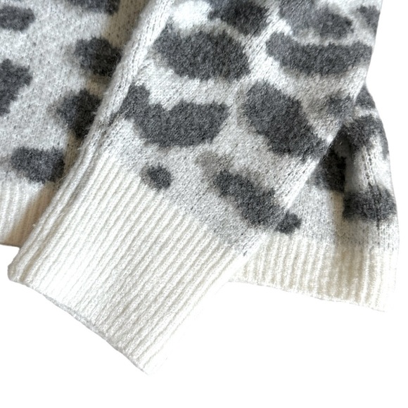 Altar’d State Oversized Animal Print Ivory Gray Pullover Sweater Size XL Boxy - Picture 6 of 9